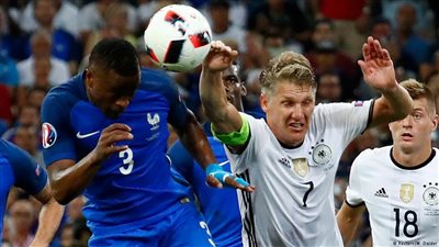 الـ«فيفا» تدرس تغيير قاعدة «لمس الكرة باليد»