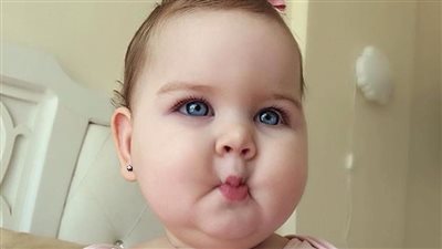 بالصور.. طفلة سورية تجذب آلاف المعجبين بوجنتيها