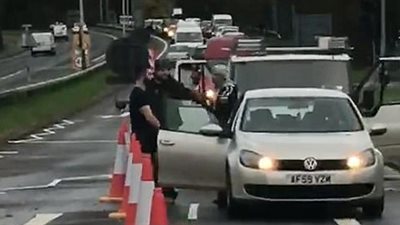 بالفيديو والصور.. شجار يغلق طريق بريطاني ويتسبب في غضب السائقين