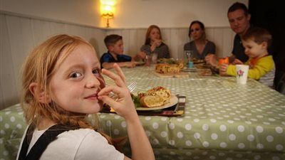 بالصور.. أم تطهو وجبة جديدة كل يوم بسبب أطفالها