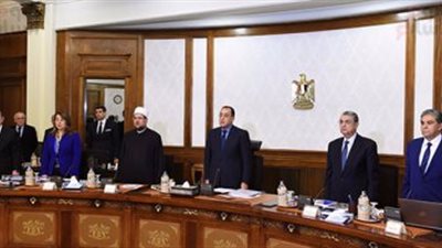 بدء اجتماع الحكومة بالوقوف دقيقة حداد على شهداء حادث المنيا الإرهابي