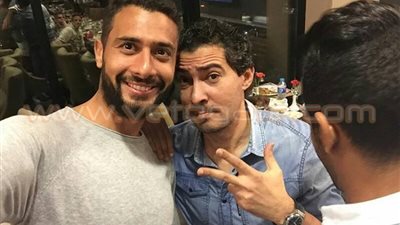 بالصور.. بركات يلتقط «سيلفي» مع لاعبي الأهلي في عزومة غالي