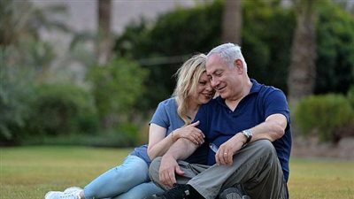 في عيد ميلادها الـ 60.. قبلات وأحضان سارة وبنيامين (فيديو وصور)