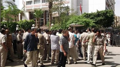 اعتصام أفراد الشرطة بالعريش احتجاجًا على خطف زملائهم