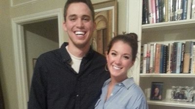 بالصور.. شاب يطلب الزواج بحبيبته على ارتفاع 33 ألف قدم