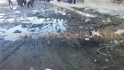 بالفيديو والصور.. برك مياه صرف صحي بمحيط المدرسة التجريبية في قنا