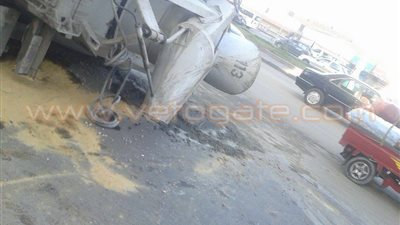 توقف الحركة المرورية بكورنيش الإسكندرية بسبب انقلاب سيارة