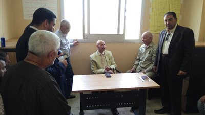 محافظ الشرقية يعاقب 17 من العاملين بمدرسة وتشغيل وحدة غسيل كلوي بديرب نجم