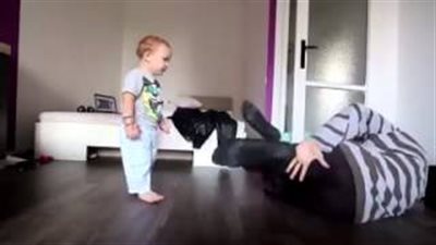 بالفيديو.. 5 ملايين مشاهدة لطفل يقلد أخاه الأكبر في الرقص