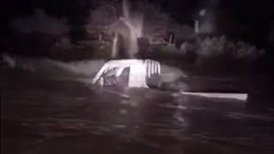 شاهد ماذا فعل مواطن لحظة احتجاز السيول شابين بالسعودية (فيديو)