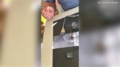 زوجان يعثران على ضفدع في مياه الشرب بمطعم (فيديو وصور)