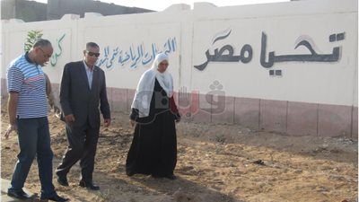 بالصور.. رئيس مدينة أبو رديس يشارك الطلاب تحية العلم