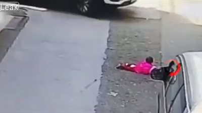 لحظة دهس سيارة طفلة تلعب في الشارع (فيديو)