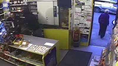 امرأة شجاعة تتحدى لصا ضربها بفأس على رأسها (فيديو وصور)