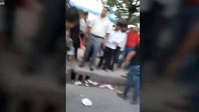 مشاجرة عنيفة بين مجموعة من الفتيات وسط الشارع (فيديو)