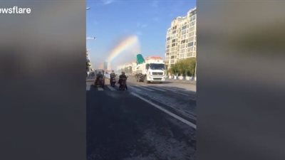 مشهد غريب لسيارة تطلق قوس قزح صناعيا (فيديو)