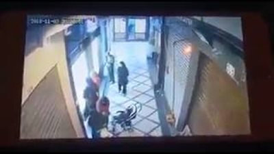 عجوز تسرق هاتف جوال بطريقة ماكرة (فيديو)