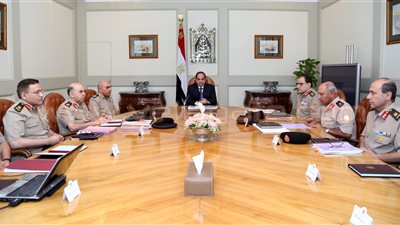 «السيسي» يلتقي وزير الدفاع وكبار قيادات القوات المسلحة.. الرئيس يشيد بـ«مناورة بدر».. يبحث آخر تطورات إخلاء الشريط الحدودي في سيناء.. ويوجه بدراسة آليات إنشاء مدينة «رفح الجدي