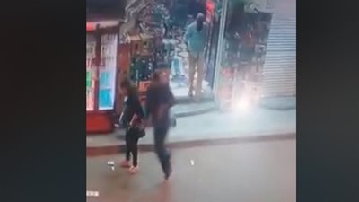 لحظة سرقة حقيبة امرأة أمام المارة بالإسكندرية (فيديو)