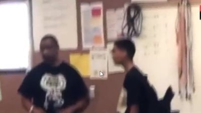 مشاجرة عنيفة بين طالب ومعلم داخل الفصل (فيديو)