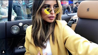 عارضة أزياء سعودية تخطف الأنظار بأناقتها وجمالها (صور)