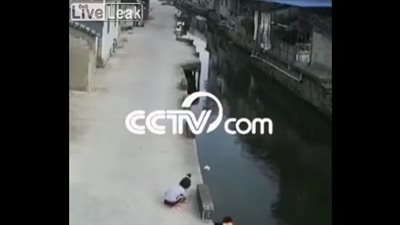 شاب يقود دراجة ينقذ طفلة من الغرق في بحيرة (فيديو)