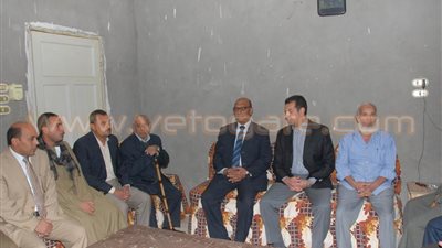 محافظ أسيوط يقدم واجب العزاء في شهيد حادث الكويت