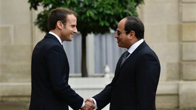 السيسي يبحث مع ماكرون قضايا الشرق الأوسط هاتفيا