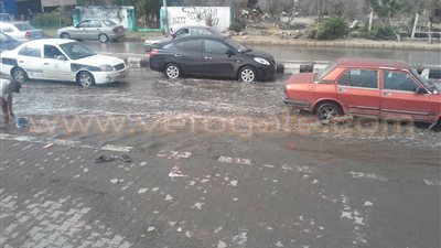 بالفيديو والصور.. مياه الأمطار تُغرق شوارع العريش