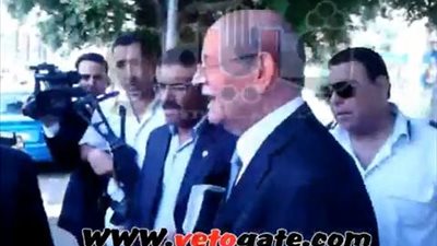 بالفيديو.. محافظ الجيزة يلقي القبض على اثنين من 