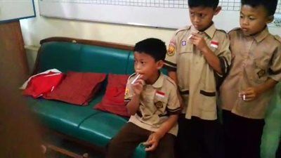 مدرسة تعاقب طلاب ابتدائي ضبطوا بتدخين السجائر (فيديو وصور)