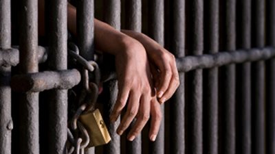 إحالة المتهم بتهشيم رأس والده ودفنه بحظيرة في بولاق للجنايات