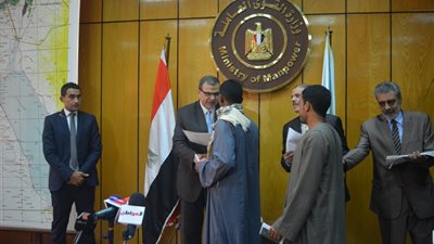 وزير القوى العاملة يسلم 30 مواطنا عقود عملهم بالخليج (صور)