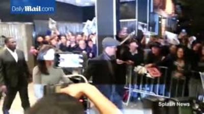 بالفيديو والصور.. أنجلينا جولي تتألق بفستان من الشيفون في نيويورك