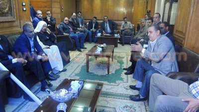 بالصور.. الداخلية تواجه ارتفاع الأسعار بالتعاون مع رؤساء الغرف التجارية والطب البيطري والزراعة وتجار السلع في المحافظات.. منافذ بيع متنقلة بأسعار مخفضة في المناطق الشعبية والقرى لخدمة محدودي الدخل