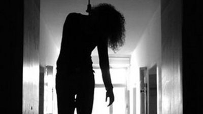 حفظ التحقيقات في اتهام عامل بقتل ابنته خنقا لتقديمها قربان للجن في الصف