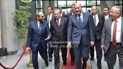 بالصور.. محافظ دمياط ورئيس المحاسبات يتبادلان الهدايا التذكارية