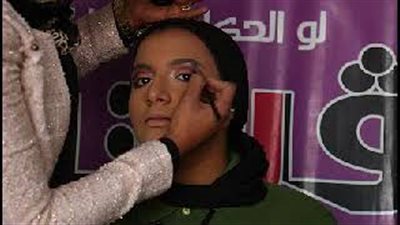 خبيرة تجميل توضح خطوات رسم الحواجب الطبيعية (فيديو)