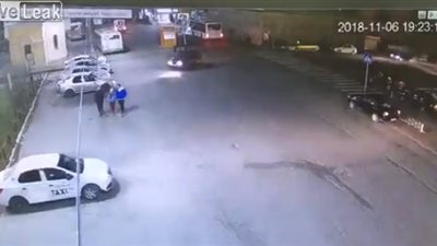 سيدة تدهس 3 طلاب بسيارتها (فيديو)