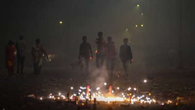 سحابة سامة في الهند ناتجة عن إشعال الألعاب النارية (صور)