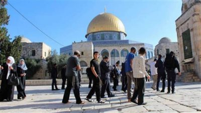 مستوطنون إسرائيليون يقتحمون الأقصى في حماية شرطة الاحتلال