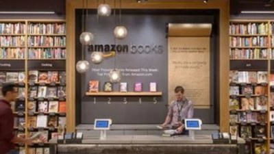 بالصور.. موقع يفتتح مكتبته الورقية الأولى بأرض الواقع بعد 20 عاما