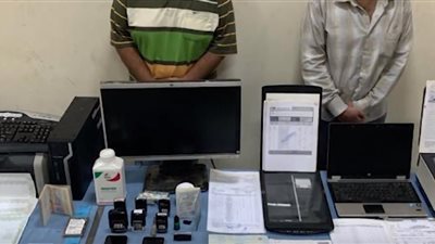 أجهزة وأختام ومستندات حصيلة مضبوطات عصابة التزوير بالإسكندرية (فيديو)