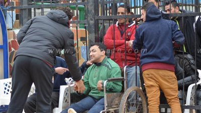 حسام غالي يؤازر مشجعا طنطاويا من ذوي الاحتياجات الخاصة | صور