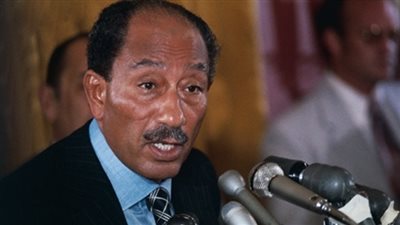السادات يعلن استعداده للسفر إلى تل أبيب