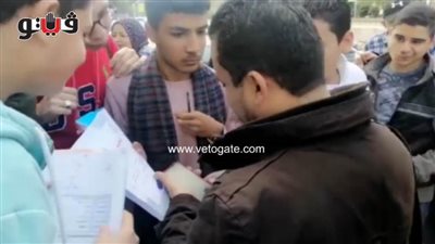 طلاب أولي ثانوي يتجمعون حول مدرس فيزياء لمراجعة إجاباتهم في الامتحان | فيديو