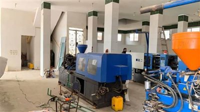 غلق مصنع مستلزمات طبية بالفيوم يستخدم خامات مجهولة المصدر