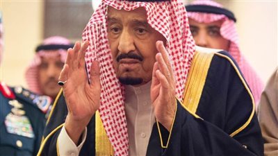 الملك سلمان يؤدي صلاة الجنازة على الأمير بندر| صور