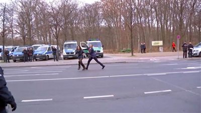 لحظة اعتداء حارس أردوغان على ناشطة تظاهرت ضد الرئيس التركى في برلين