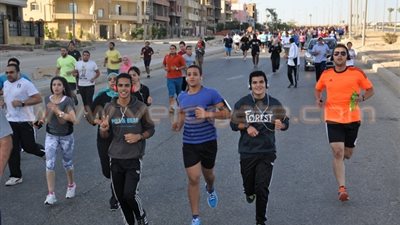 بالصور.. «أشرف صبحي» يشارك 4 آلاف متسابق بماراثون 